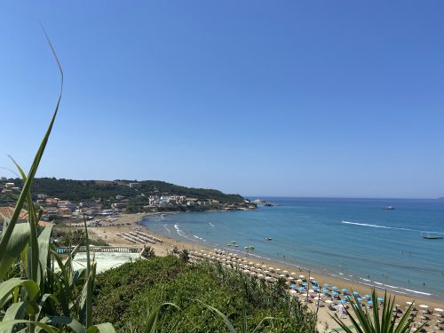 Blick auf den Strand von Agios San Stefanos