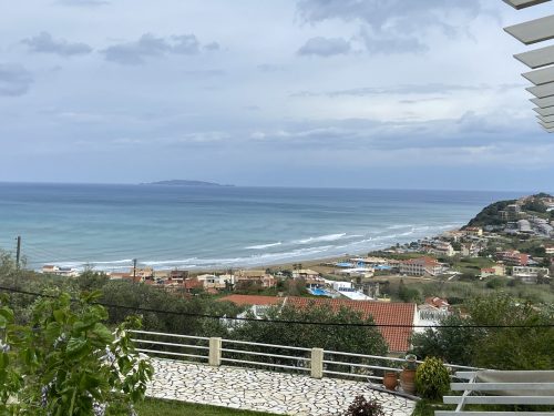 Blick auf den Strand und das Meer vom Restaurant Akrotiri