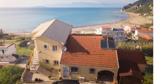 Das Haus der Antheia-Apartments mit Blick auf den Strand von Agios San Stefanos