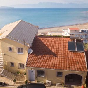 Das Haus der Antheia-Apartments mit Blick auf den Strand von Agios Stefanos